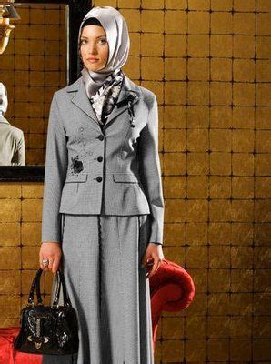 Attire which are modest, pretty, comfortable yet practical and fashionable; grey suit with silver hijab, black handbag.jpg (298×400 ...