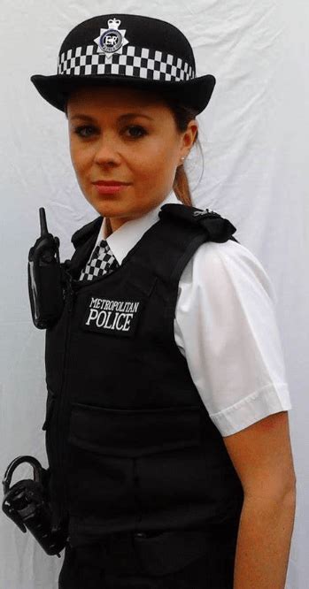 英国警察制服，衬衣外面穿防弹衣，女警的领巾很有特色 搜狐大视野 搜狐新闻