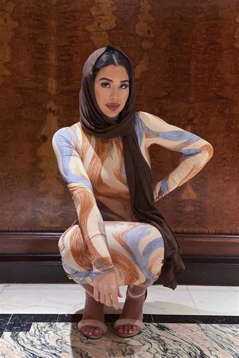 Nude And Blue Hijab Dress Outfit Going Out Outfit Beautiful Muslim Women Muslim Women Fashion