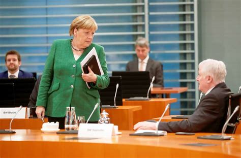 Nach Brand In Moria Angela Merkel Und Horst Seehofer Für Aufnahme
