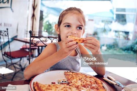 식당에서 피자를 먹는 귀여운 소녀 피자 타임 어린이 초상화 6 7 살에 대한 스톡 사진 및 기타 이미지 6 7 살 건강에