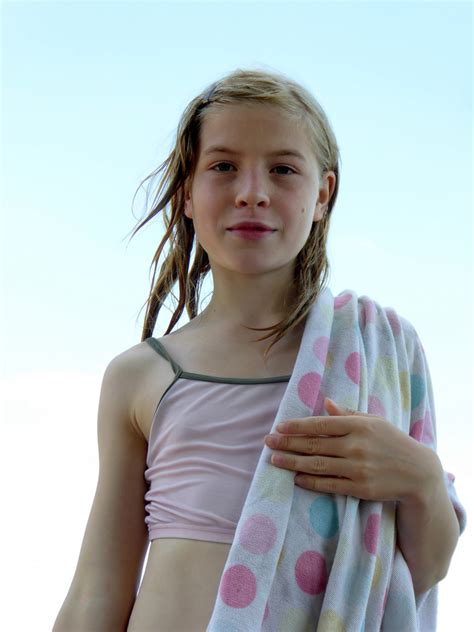 图片素材 女孩 干 游泳 模型 弹簧 儿童 服装 表情 发型 毛巾 幼儿 美容 淋浴 拍照片 身体护理 肖像摄影 人类立场 身体卫生 头发护理