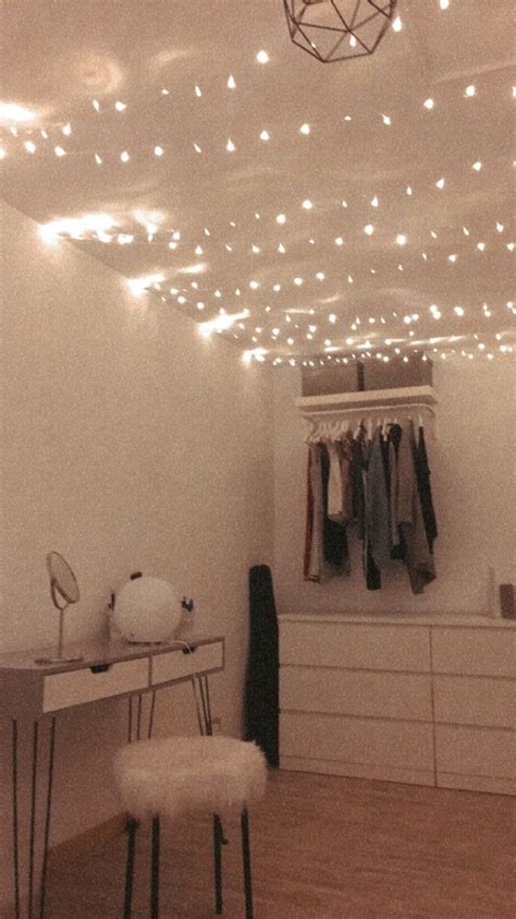 Ideen und inspirationen zu dem thema haben wir hier für dich zusammengestellt. Tumblr Zimmer mit Lichterkette an der Decke. Der offene ...