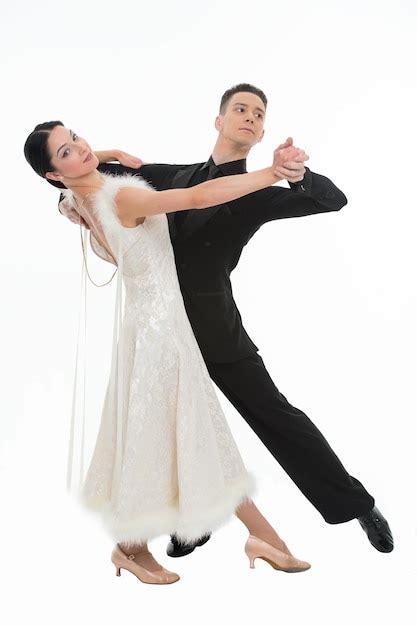 흰색 배경에 고립 된 댄스 포즈에서 볼룸 댄스 커플 볼룸 관능적 인 전문 댄서 왈츠 춤 탱고 슬로우 폭스 볼룸 커플 댄스