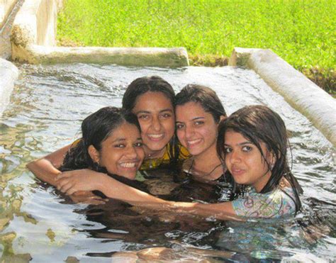 Mallu Aunties Photos Desi Hot Lesbian Bathing Together