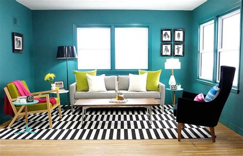 Untuk interior yang dipasang pada ruang tamu sempit, pastikan kamu meletakkan dekorasi berwarna cerah dan tidak terlalu besar. Warna Cat Ruang Tamu yang Bagus Desain ruang keluarga ...