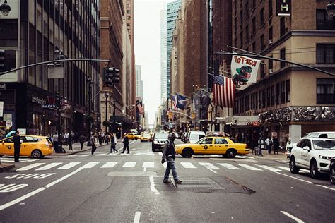 자동차 뉴욕 맨해튼 거리 사람 고층 빌딩 도시 풍경 도시 현장 Hd 배경 화면 Wallpaperbetter