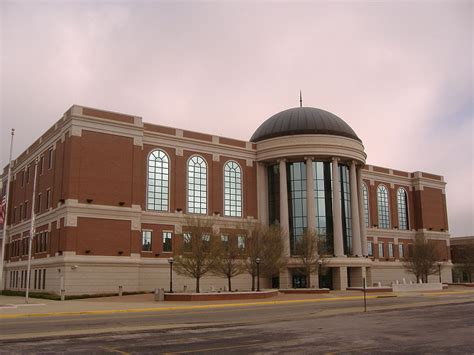 The Modern Warren County Courthouse In Bowling Green Kentucky Pais