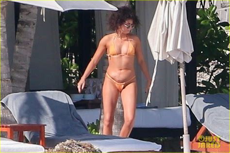 Sarah Hyland Wells Adams Kick Off The New Year In Mexico Photo