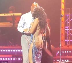 Toni Braxton Ass Out Wardrobe Malfunction On Stage