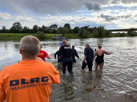 Polizeibeamte Trainieren In Der Weser Rettungsübungen Dlrg Thw Und