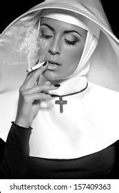 Sexy Nun Halloween Nun Smoking Blackandwhite Foto Stock Shutterstock