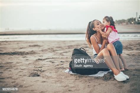 Fille Embrasser La Mère Photo Getty Images