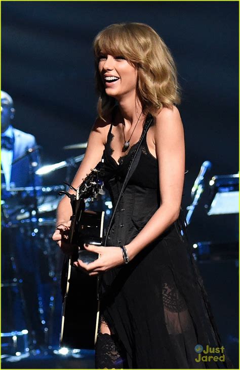 Taylor Swift Performs With Madonna At Iheartradio Music Awards 2015