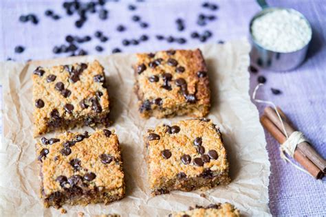 Healthy oatmeal chocolate chip bars, the daily show, and dessert. These Oatmeal Chocolate Chip Bars Are Clean Eating Heaven ...
