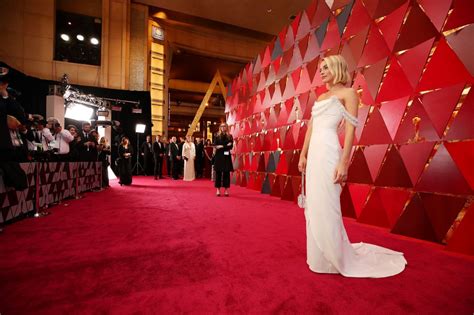 Margot Robbie Oscars 2018 Red Carpet • Celebmafia