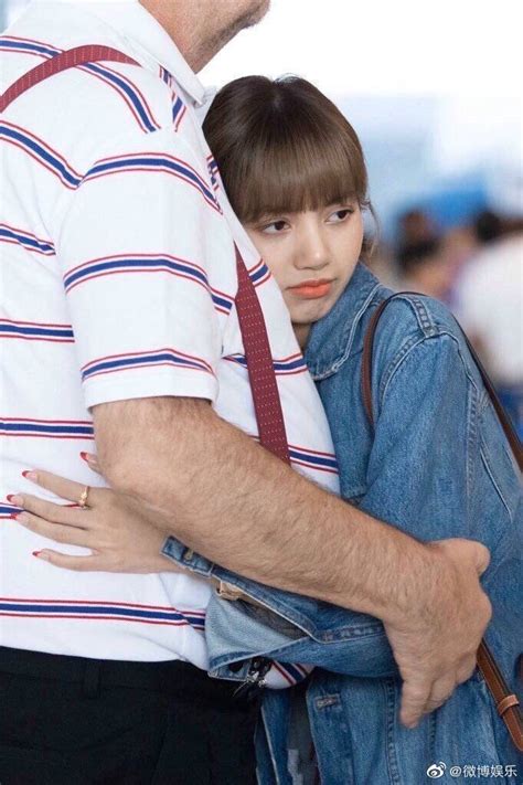 Blackpinks Lisa Hugging Her Dad Is Making Everyones Hearts Full Koreaboo