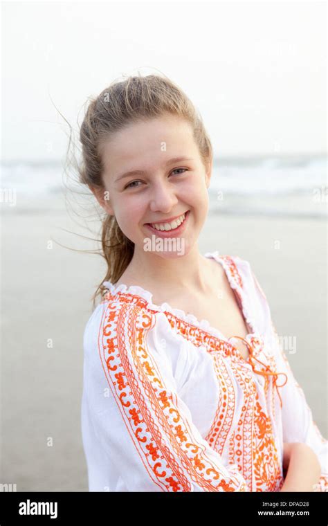 Mädchen Posiert Strand Fotos Und Bildmaterial In Hoher Auflösung Alamy