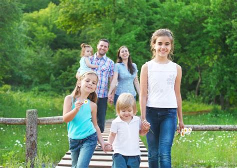 Família Nova Feliz Com Quatro Crianças Imagem De Stock Imagem De Céu