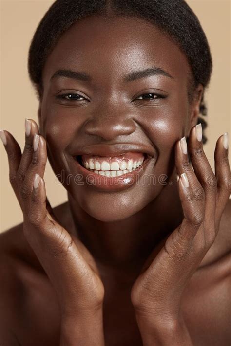 belle fille africaine avec peau parfaite photo stock image du émotif africain 226424146