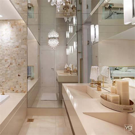Banheiro com banheira sofisticado neutro com metais dourados e mosaico de ônix Decor Salteado