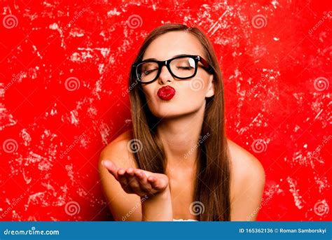 pretty girl with glasses sending a kiss against the red background 库存照片 图片 包括有 润发油 表面 165362136