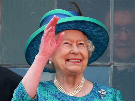 Queen Elizabeth Only Wears This Shade Of Nail Polish Business Insider