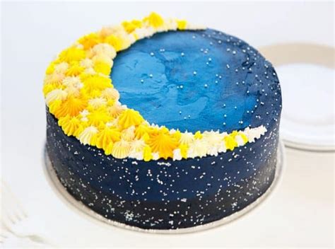 I have made this cake for my friend. Crescent Moon Cake - i am baker