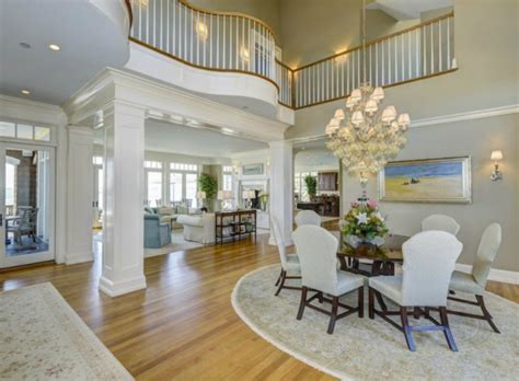 Leave room to pull out the chairs when you lay a rug under your dining table. 5 Incredible Round Rugs to Create A Dining Room You Will Adore