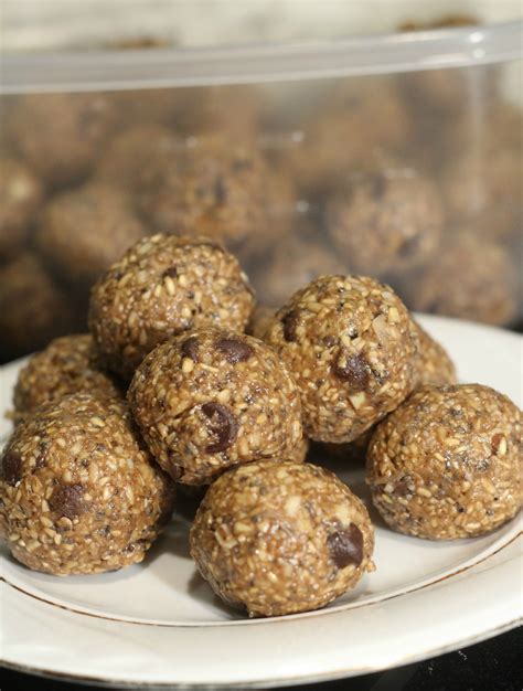 Easy No Bake Oatmeal Chocolate Peanut Butter Protein Balls Recipe