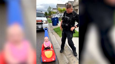 heartwarming moment caught on video when police officer pulls over daughter