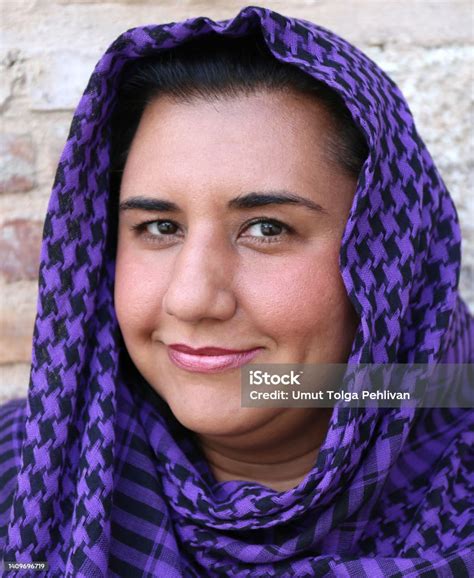 Hübsche Frau Aus Dem Nahen Osten Mit Lila Und Schwarz Keffiyeh Lächelt Stockfoto Und Mehr Bilder