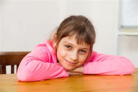 Retrato De Niña De 8 Años Joven Delante De La Pared Blanca Foto Premium
