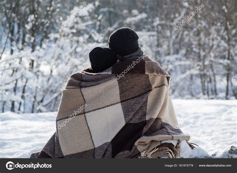 romantisches paar im winter im freien stockfotografie lizenzfreie fotos © 160275 181974778