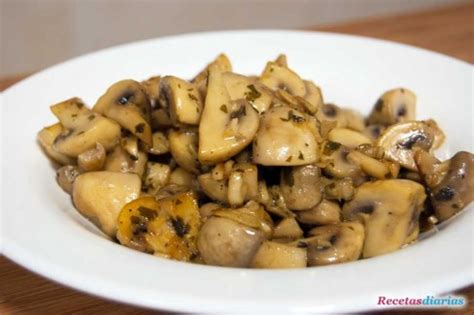 La ensalada fresca con champiñones es un plato ligero, aderezado con una sencilla vinagreta de balsámico que le da un toque exótico y original al plato. Champiñones al ajillo - Receta de cocina