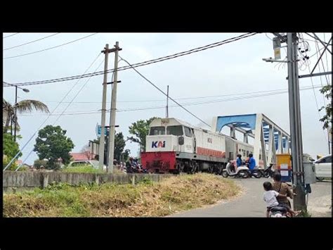 Hunting Kereta Api Di Perlintasan Palang Pintu Sabar Menunggu Kereta