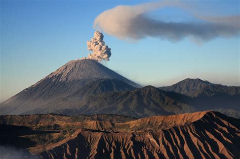 Gunung semeru atau gunung meru adalah sebuah gunung berapi kerucut di jawa timur see more of gunung semeru 3.676 mdpl on facebook. Semeru Trekking, Mount Bromo, Ijen Crater Tour 6 Days ...