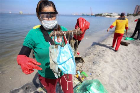 Disposable Face Masks Among Trash Collected From Manila Bay Abs Cbn News