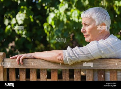 Cheveux Gris Sur La Femme Assise Banque De Photographies Et Dimages Haute R Solution Alamy