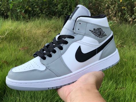 De air jordan 1 mid 'smoke grey' levert een vo. 2020 Air Jordan 1 Mid Light Smoke Grey Outlet For Cheap