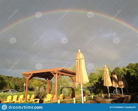 En Alguna Parte Debajo De Un Arco Iris Foto De Archivo Imagen De