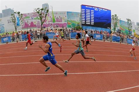 北京时间 8 月 1 日，在东京奥运会男子 100 米半决赛中，苏炳添跑出 9 秒 83，成功闯入决赛并创造亚洲纪录，成为中国首位闯入奥运男子百米决赛的运动员。 苏炳添创亚洲纪录进男子100米决赛，刘翔祝贺：封神! 百米赛跑，多少秒内能跑完？-跑步资讯-绿野户外网