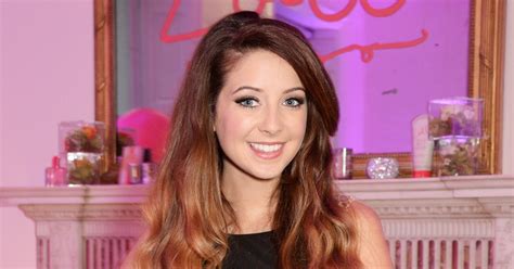 youtube star zoella addresses accusations that she s making up mental health issues teen vogue