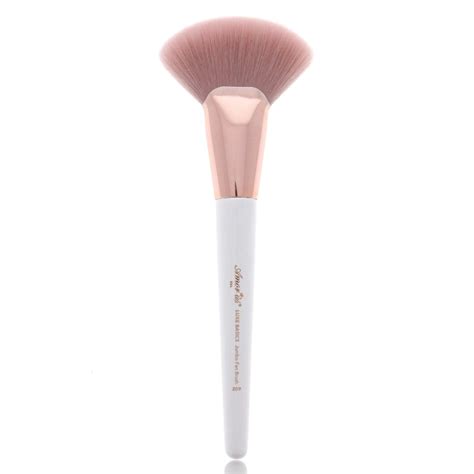 Luxe Basics Bronzer & Highlighter Brush #209 | Highlighter brush, Highlighter makeup, Makeup brushes