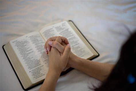 Mano De Mujer Rezando En La Sagrada Biblia Por La Mañana Estudio