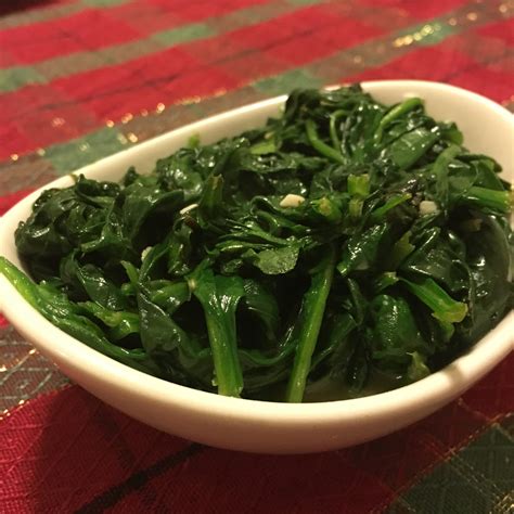 You Can't Go Wrong With This Easy 5-Minute Wilted Spinach Recipe - Mom ...