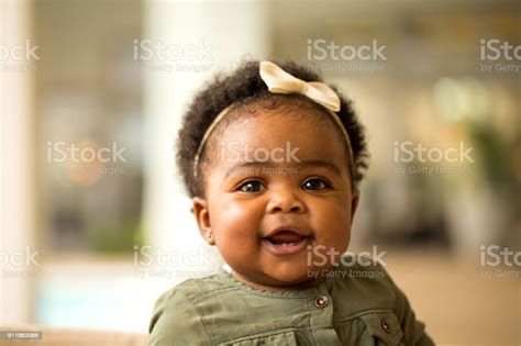 Potret Seorang Gadis Kecil Yang Bahagia Tertawa Dan Tersenyum Foto Stok