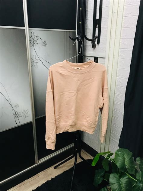 Uniqlo Nude Women S Fashion Tops Shirts On Carousell