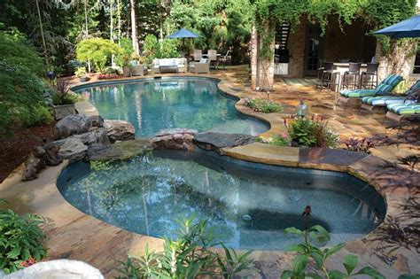 Tall palm trees surround this lush tropical backyard garden. 559 best Swimming pools, Backyard Oasis images on ...
