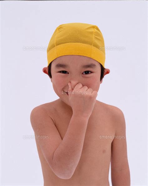 水着姿で鼻栓をする日本人の小学生の男の子 00772000370 の写真素材・イラスト素材｜アマナイメージズ